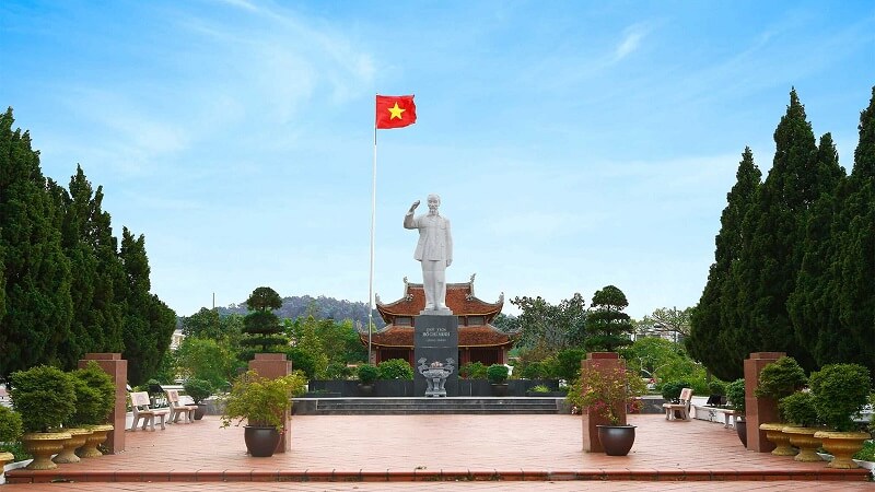 Nhà lưu niệm Bác Hồ – Tượng đài Chủ tịch Hồ Chí Minh
